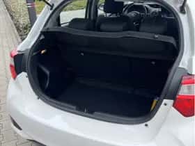 Toyota Yaris (2018) thumbnail 26