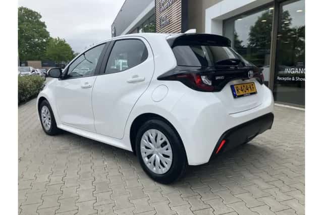 Toyota Yaris (2022) thumbnail 2