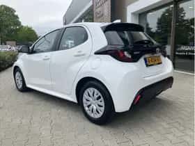 Toyota Yaris (2022) thumbnail 2