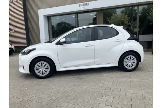 Toyota Yaris (2022) thumbnail 3