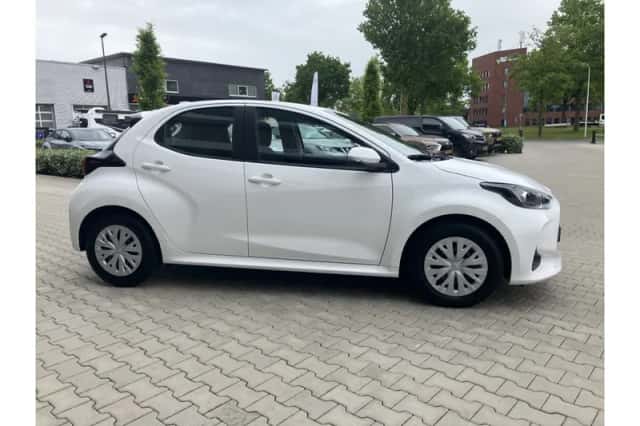 Toyota Yaris (2022) thumbnail 4