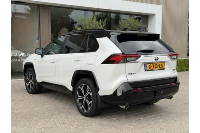 Toyota RAV4 (2023) thumbnail 3