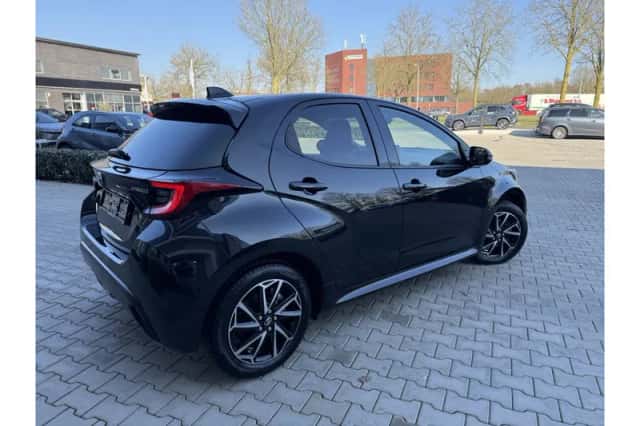 Toyota Yaris (2023) thumbnail 4