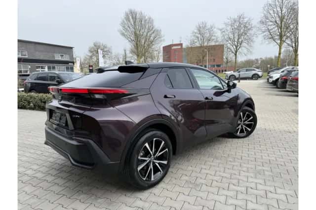 Toyota C-HR (2024) thumbnail 5