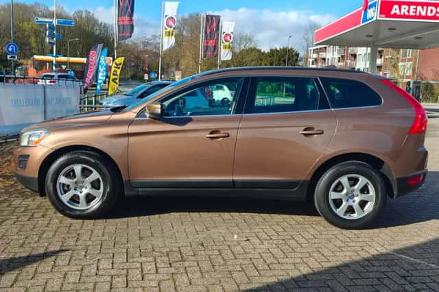 Volvo XC60 (2010) thumbnail 2