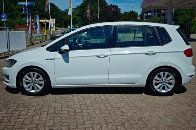 Volkswagen Golf (2016) thumbnail 2