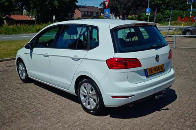 Volkswagen Golf (2016) thumbnail 3