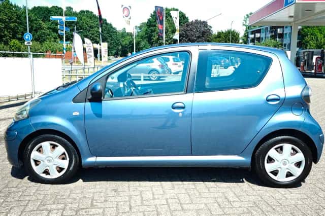 Toyota Aygo (2009) thumbnail 2