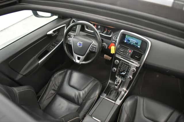 Volvo XC60 (2016) thumbnail 2