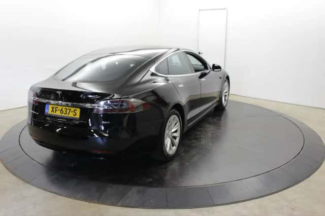 Tesla Model S (2018) thumbnail 2