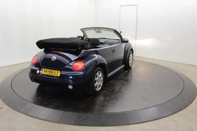 Volkswagen Beetle (2004) thumbnail 2