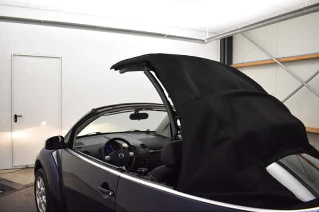 Volkswagen Beetle (2004) thumbnail 3