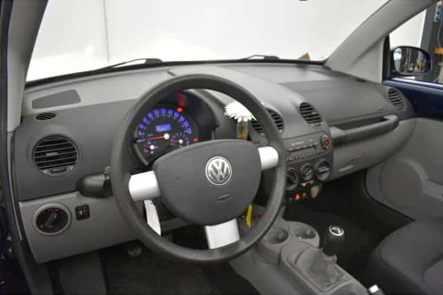Volkswagen Beetle (2004) thumbnail 4