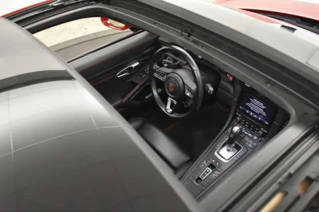 Porsche 911 (2017) thumbnail 6