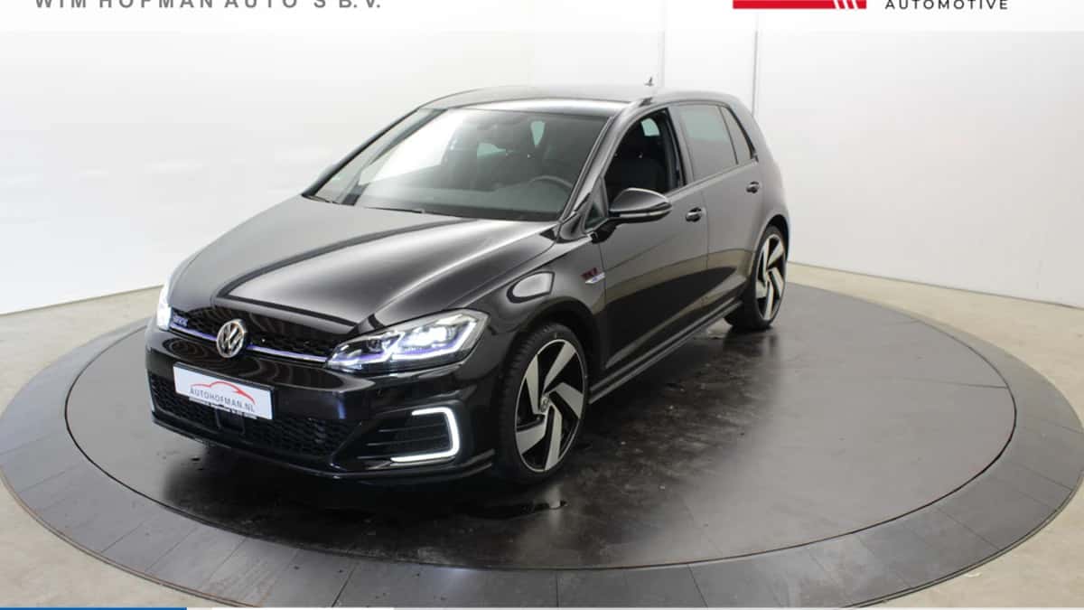 Volkswagen Golf (2020) — foto 1