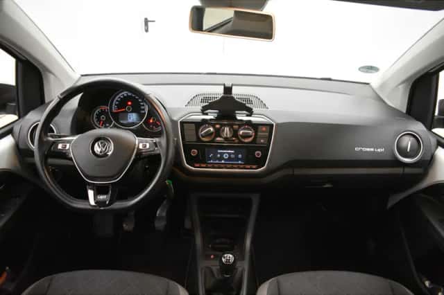 Volkswagen Up! (2018) thumbnail 3