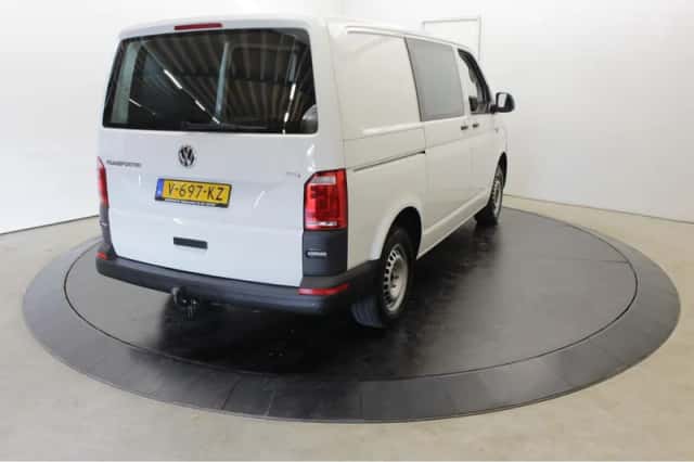 Volkswagen Transporter (2018) thumbnail 2