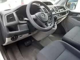 Volkswagen Transporter (2018) thumbnail 3