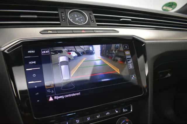 Volkswagen Passat (2018) thumbnail 2