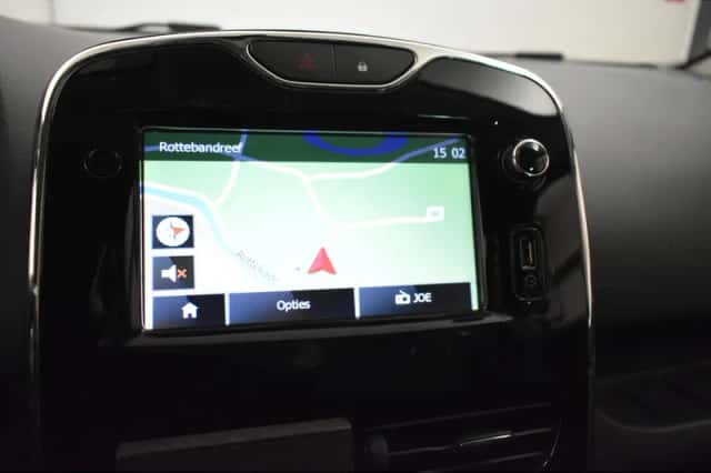 Renault Clio (2015) thumbnail 2