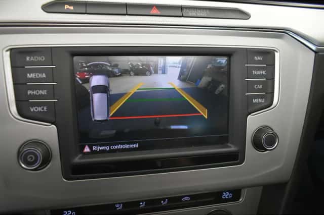 Volkswagen Passat (2015) thumbnail 2
