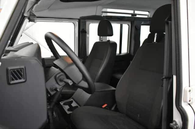 Land Rover Defender (2007) thumbnail 4