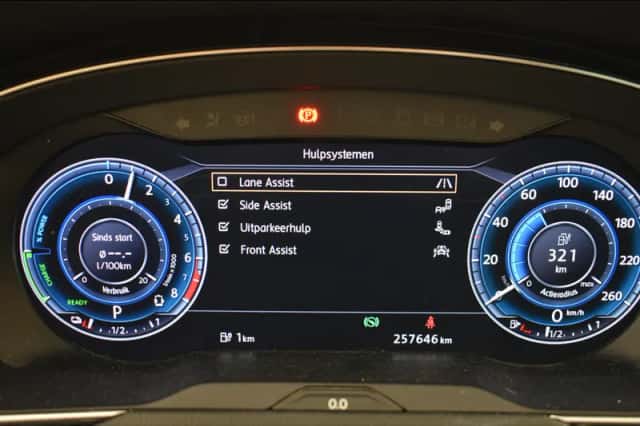 Volkswagen Passat (2015) thumbnail 2