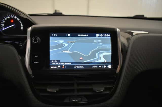 Peugeot 2008 (2018) thumbnail 4