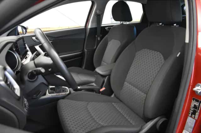Kia Ceed (2023) thumbnail 2