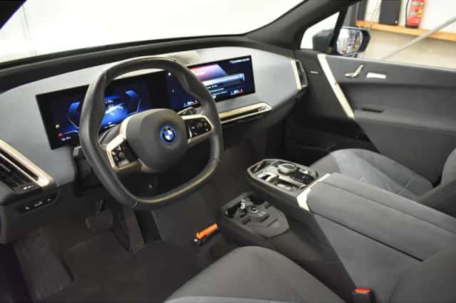 BMW iX (2022) thumbnail 4