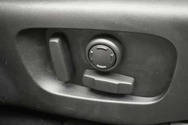 Land Rover Range Rover Velar (2022) thumbnail 6