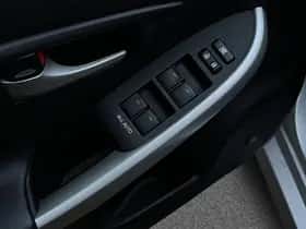 Toyota Prius (2013) thumbnail 10