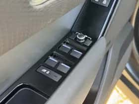 Land Rover Range Rover Velar (2021) thumbnail 16