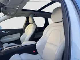 Volvo XC60 (2019) thumbnail 3