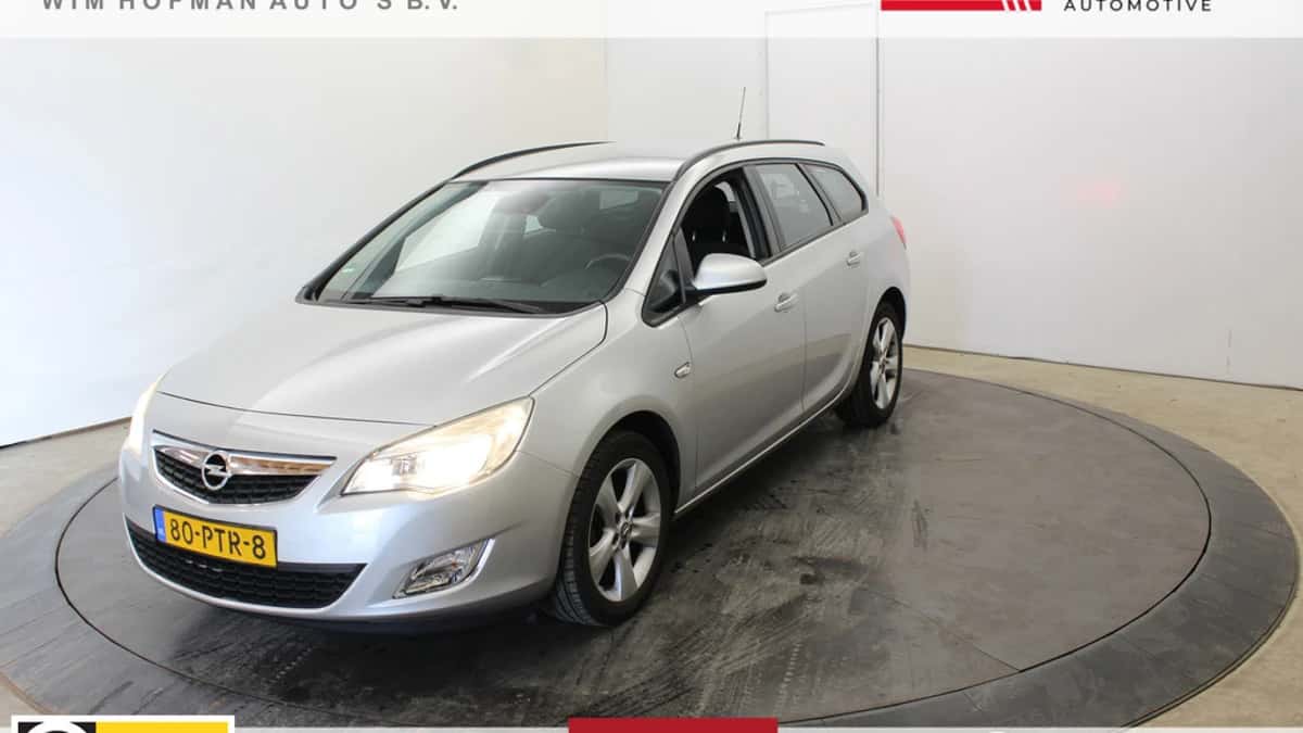 Opel Astra (2011) — foto 1