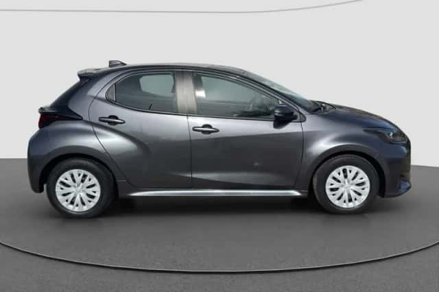 Toyota Yaris (2023) thumbnail 2