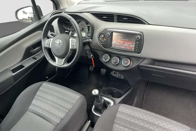 Toyota Yaris (2016) thumbnail 2