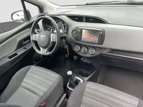 Toyota Yaris (2016) thumbnail 2