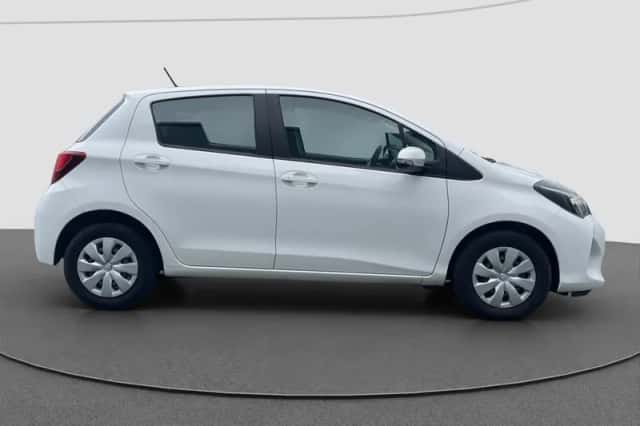 Toyota Yaris (2016) thumbnail 3