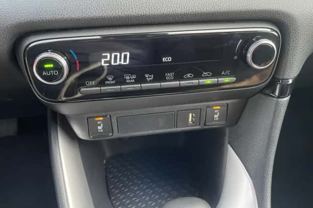 Toyota Yaris (2023) thumbnail 3