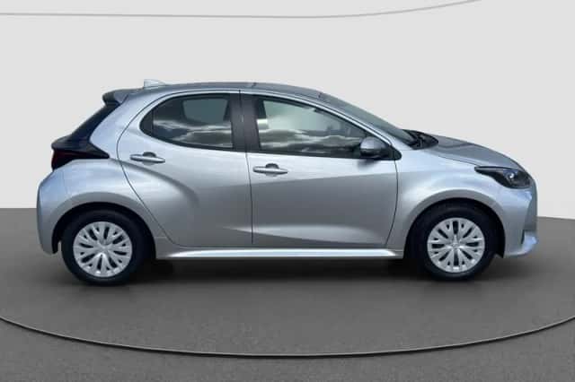 Toyota Yaris (2023) thumbnail 2