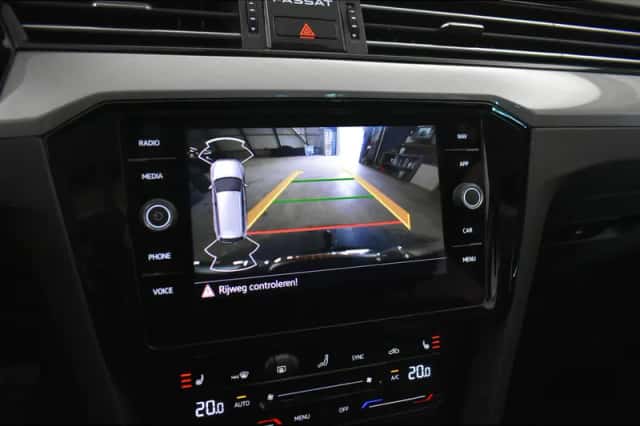 Volkswagen Passat (2021) thumbnail 4