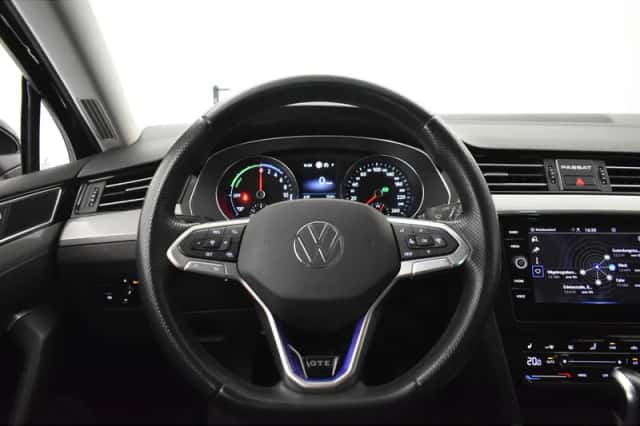 Volkswagen Passat (2021) thumbnail 6