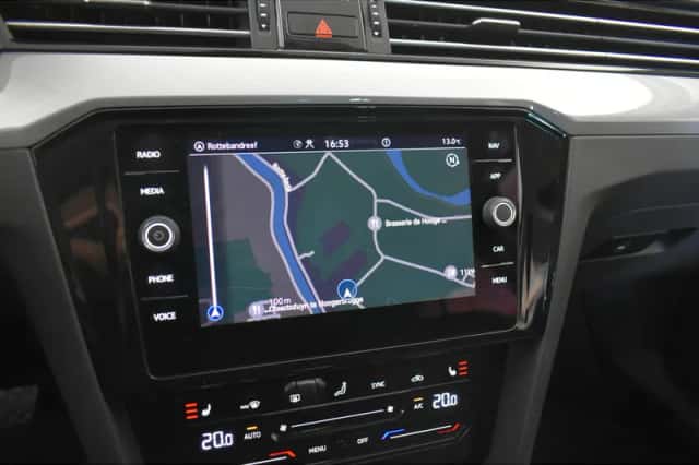 Volkswagen Passat (2021) thumbnail 6