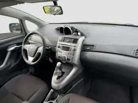 Toyota Verso (2011) thumbnail 2