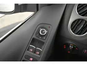 Volkswagen Tiguan (2011) thumbnail 37