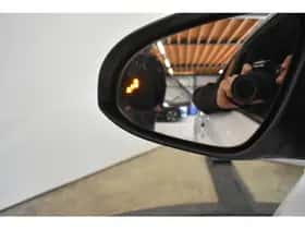 Toyota C-HR (2019) thumbnail 6