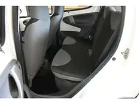 Peugeot 107 (2011) thumbnail 11