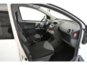 Peugeot 107 (2011) thumbnail 8