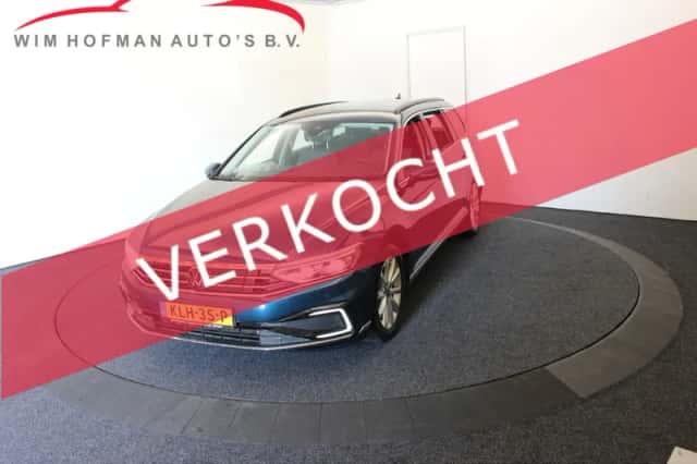 Volkswagen Passat (2022) thumbnail 1